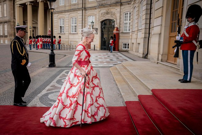Sredi lanskega junija, ko je gostila norveški kraljevi par na večerji v gradu Amalienborg v Københavnu. FOTO: Mads Claus Rasmussen/ AFP