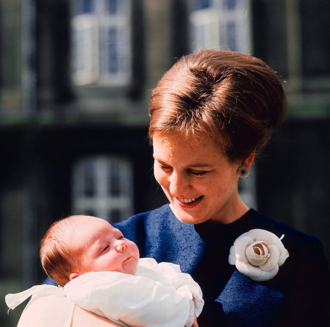 Ko je Margareta II. leta 1972 po smrti očeta, kralja Friderika IX., prevzela prestol, je bila mlada mamica. Prestolonaslednika je rodila 26. maja 1968. FOTO: Allan Moe/ AFP