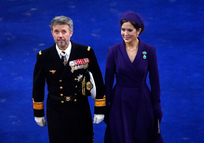 Bodoči danski kraljevi par, kronski princ Frederik in njegova žena, kronska princesa Mary, se je lani (na fotografiji) udeležil kronanja britanskega kralja Karla III., čez deset dni pa bosta sama prevzela dansko monarhijo, a brez kronanja. FOTO: Andrew Matthews/ AFP