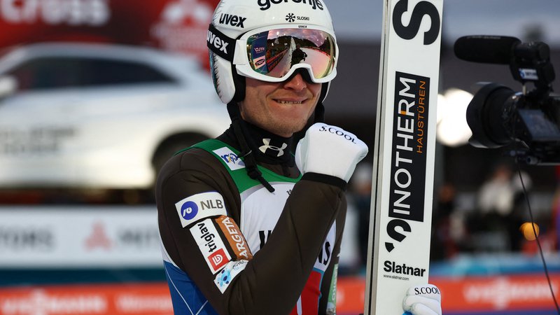 Fotografija: Anže Lanišek je skočil na zmagoviti val. Po novoletnem podvigu v Garmisch-Partenkirchnu je bil najboljši tudi v kvalifikacijah Innsbrucka. FOTO: Kai Pfaffenbach/Reuters