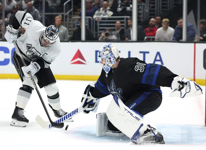 Anže Kopitar in vratar Toronta Martin Jones. FOTO: Harry How/AFP