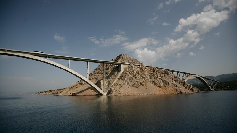Fotografija: Na Hrvaškem so začeli priprave na projekt gradnje še enega mostu na Krk. FOTO: Matija Djanjesic/Cropix