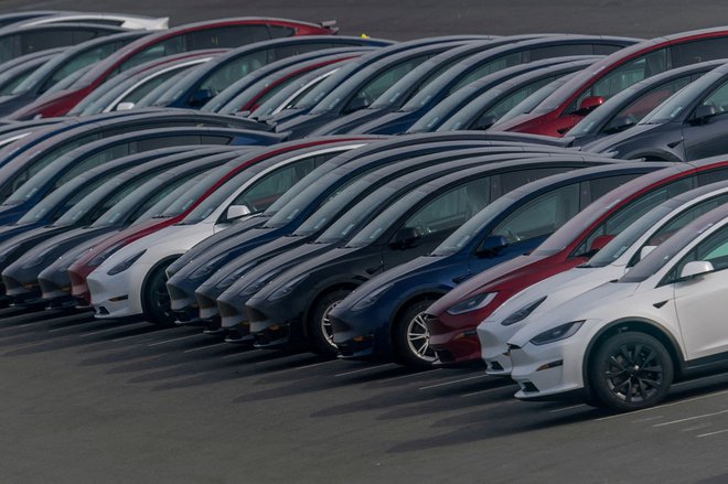 Tesla je lani prodala 1,8 milijnona avtomobilov. Foto Carlos Barria Reuters
