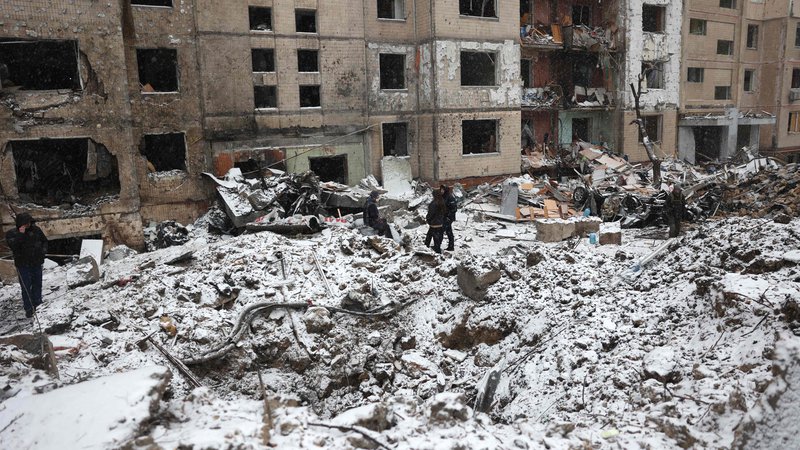 Fotografija: Toča ruskih izstrelkov na ukrajinska mesta, ki je zrušila tudi stolpnico v Kijevu, se ne umirja. FOTO: Anatolij Stepanov/AFP