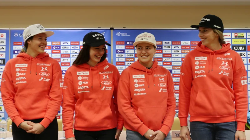 Slovenske lisičke optimistično pričakujejo domačo tekme (z leve): Nika Tomšič, Andreja Slokar, Neja Dvornik in Ana Bucik. FOTO: Sloski