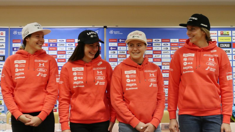 Fotografija: Slovenske lisičke optimistično pričakujejo domačo tekme (z leve): Nika Tomšič, Andreja Slokar, Neja Dvornik in Ana Bucik. FOTO: Sloski