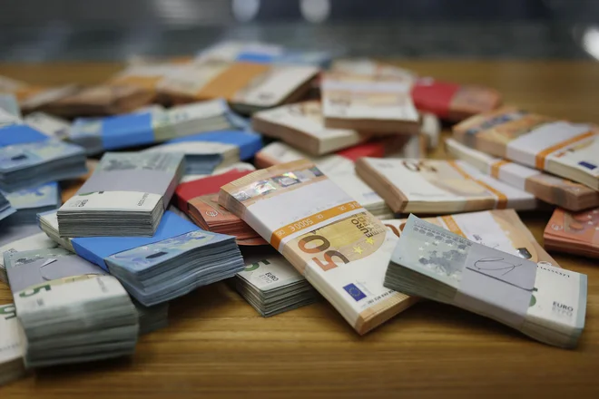 Že več let zapored pa je začetek januarja za državni proračun tudi v znamenju zadolževanja na finančnih trgih, letošnji začetek leta pa tudi nadaljevanja pritiskov po zvišanju plač v javnem sektorju. FOTO: Leon Vidic/Delo