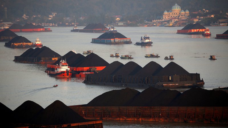 Fotografija: Indonezija je lani izvozila 500 milijonov ton premoga, največ od vseh držav v zgodovini. Na fotografiji so s premogom natovorjene ladje na otoku Kalimantan, ki čakajo na prevoz po reki Mahakam. FOTO: Willy Kurniawan/Reuters