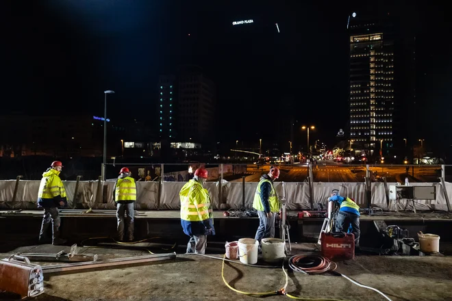 Ponoči se je začela popolna zapora ene najbolj prometnih vpadnic v središče Ljubljane. FOTO: Črt Piksi