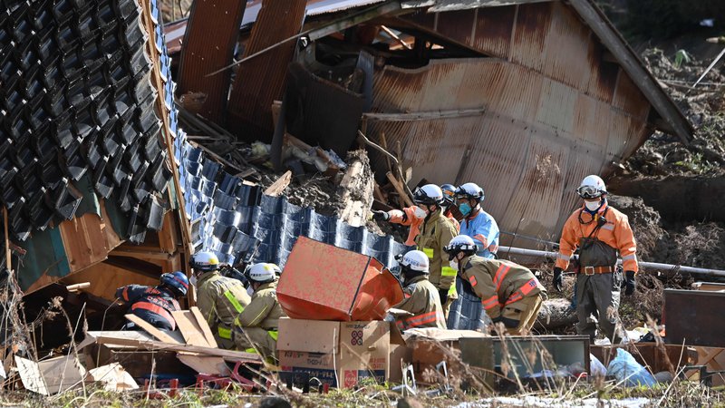 Fotografija: V ponedeljkovem potresu je po zadnjih podatkih umrlo 78 ljudi, še najmanj 330 je bilo poškodovanih. FOTO: Kazuhiro Nogi/AFP
