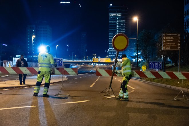 Ko so delavci včeraj zgodaj zjutraj zaprli Dunajsko cesto, so s tem naznanili začetek gradbenih del za novi potniški center. FOTO: Črt Piksi/Delo