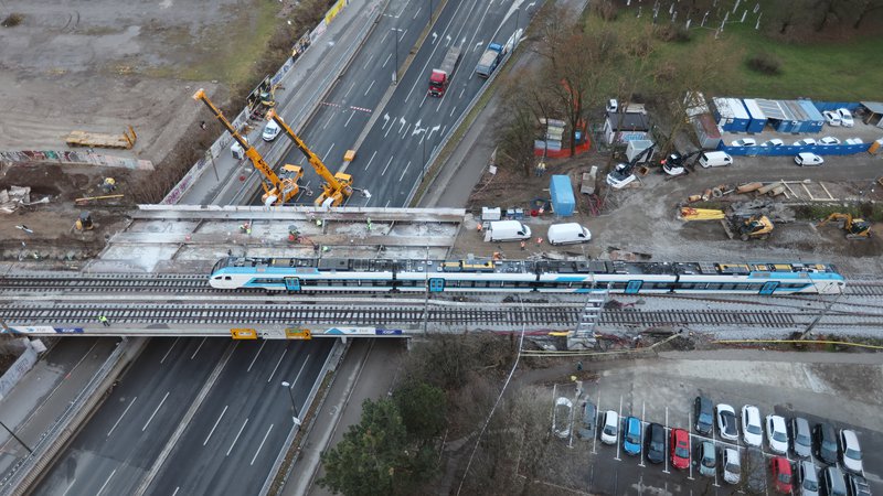 Fotografija: Rušitvena dela na železniškem nadvozu nad Dunajsko bodo po fazah potekala najmanj do jeseni. FOTO: Jože Suhadolnik/Delo