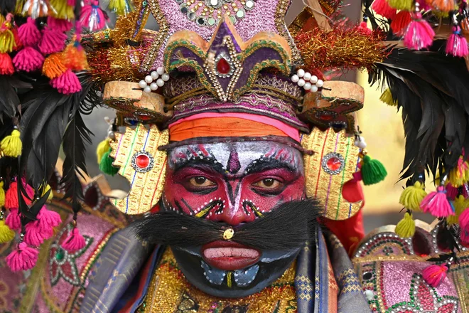 Portret udeleženca na festivalu Veedhi Virudhu Vizha, na katerem so predstavljene tradicionalne indijske umetniške oblike, v Chennaiju. Foto: R. Satish Babu/Afp