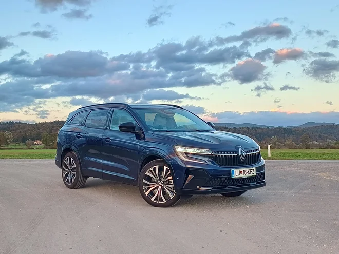 Novodobni renault espace je pravzaprav za 21 cm podaljšani renault austral, a hkrati tudi dva centimetra nižji, zaradi česar deluje skladno in celo za odtenek športno. FOTO: Boštjan Okorn