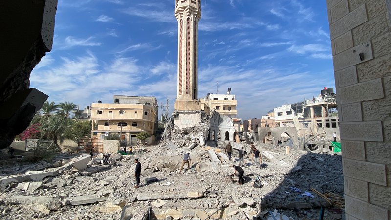 Fotografija: Palestinci so 8. decembra lani odstranjevali ruševine okrog največje in najstarejše [Omarjeve] mošeje v Gazi, uničene v izraelskem napadu.