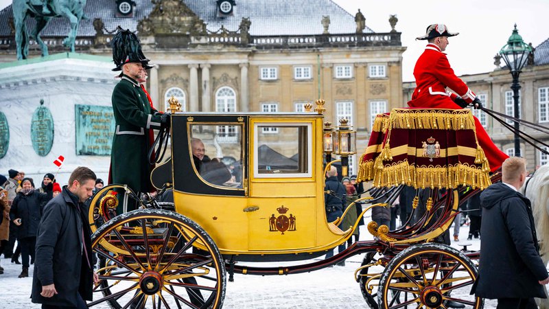 Fotografija: Priljubljena danska kraljica se je po 52 letih odločila, da sestopi s prestola in služenje javnosti prepusti novi generaciji. Včeraj se je v pozlačeni kočiji zadnjič odpeljala na novoletni sprejem v palačo Christiansborg. FOTO: Emil Nicolai Helms/ AFP