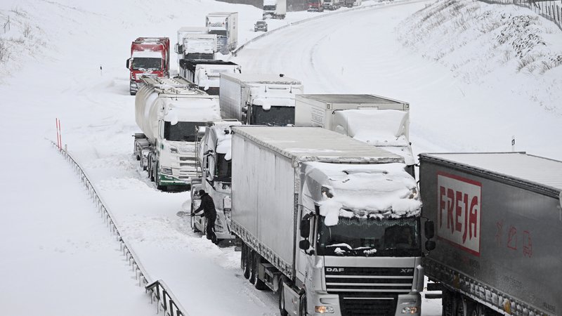 Fotografija: Na Švedskem so tovornjaki in avtomobili zaradi snega in mraza obstali ujeti na cesti. FOTO: TT News Agency Via Reuters