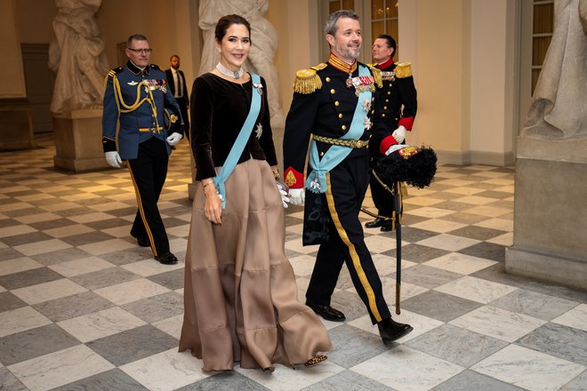 Bodoča danska monarha za skoraj šest milijonov državljanov te ustavne monarhije nista nepopisan list papirja. Veljata za sodoben in sproščen par, ki ga je mogoče srečati marsikje. FOTO: Ritzau Scanpix Via Reuters