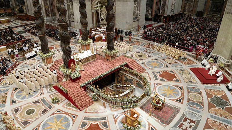Fotografija: Papež je na veselje vernikov vodil božično mašo v baziliki svetega Petra. FOTO: Vatican Media/Reuters