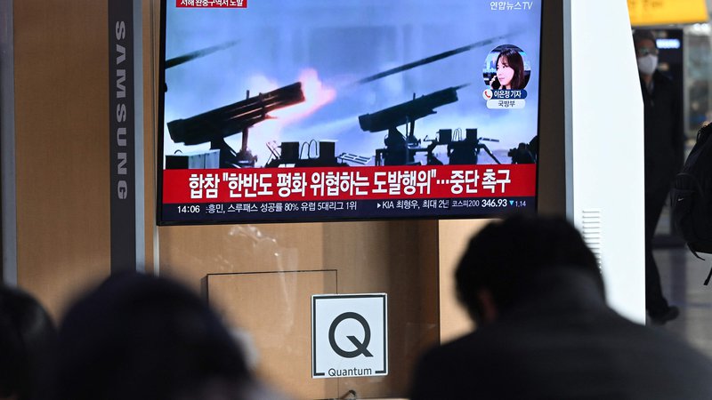 Fotografija: Po navedbah načelnika generalštaba južnokorejske vojske incident ni povzročil nobene škode prebivalcem ali vojski, je pa ogrozil mir na Korejskem polotoku in povečuje napetosti. FOTO: Jung Yeon-je /AFP