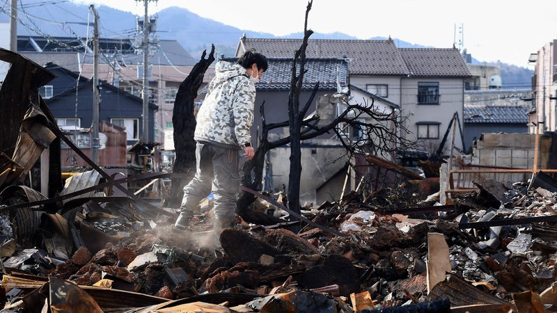 Fotografija: Po poročanju medijev je pod ruševinami še vedno ujetih veliko ljudi. FOTO: Toshifumi Kitamura/AFP