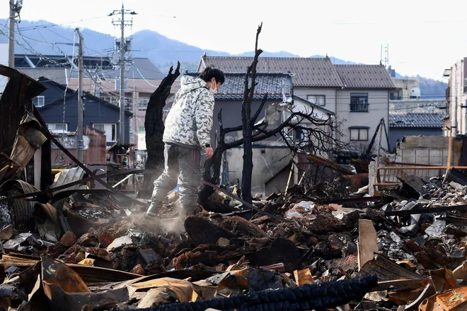 Po poročanju medijev je pod ruševinami še vedno ujetih veliko ljudi. FOTO: Toshifumi Kitamura/AFP