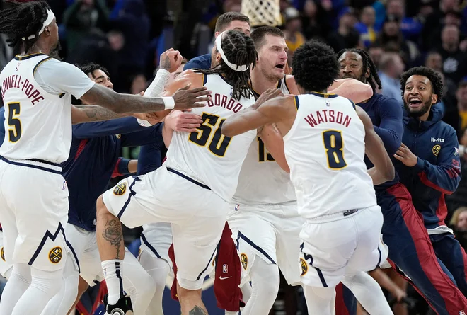 Nikola Jokić je bil znova mož odločitve. Po zmagovitem metu v zadnji sekundi proti Golden Statu si je prislužil »naskok« soigralcev FOTO: Thearon W. Henderson/Getty Images Via Afp