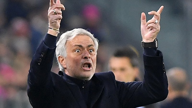 Fotografija: Jose Mourinho tudi na klopi Rome ne skriva svojega značaja. FOTO: Massimo Pinca/Reuters