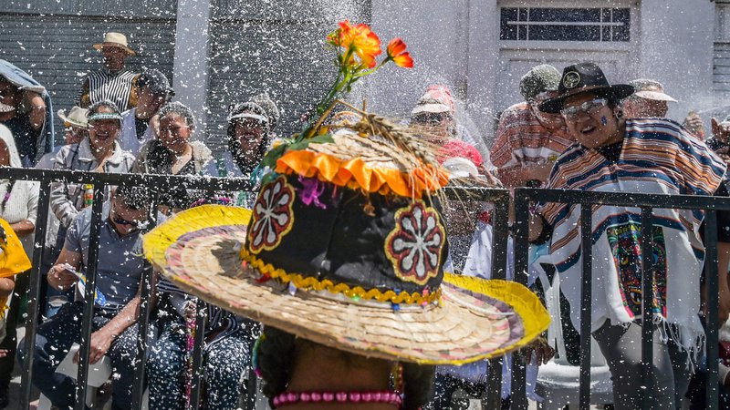Fotografija: Utrinek iz parade med karnevalom črnih in belih v mestu Pasto v Kolumbiji. Karneval izvira iz mešanice andskih, amazonskih in pacifiških kulturnih izrazov ter slavi etnično raznolikost v regiji, Unesco pa ga je leta 2009 razglasil za nesnovno kulturno dediščino. Foto: Joaquin Sarmiento/Afp