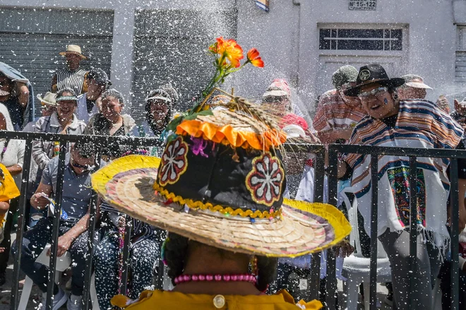 Utrinek iz parade med karnevalom črnih in belih v mestu Pasto v Kolumbiji. Karneval izvira iz mešanice andskih, amazonskih in pacifiških kulturnih izrazov ter slavi etnično raznolikost v regiji, Unesco pa ga je leta 2009 razglasil za nesnovno kulturno dediščino. Foto: Joaquin Sarmiento/Afp
