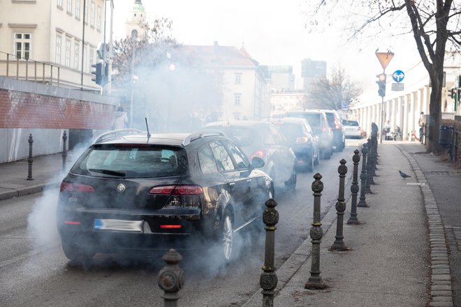 Zmanjšanje emisij NOx v EU pripisujejo tudi ukrepom v cestnem prometu oziroma avtomobilski industriji. FOTO: Črt Piksi