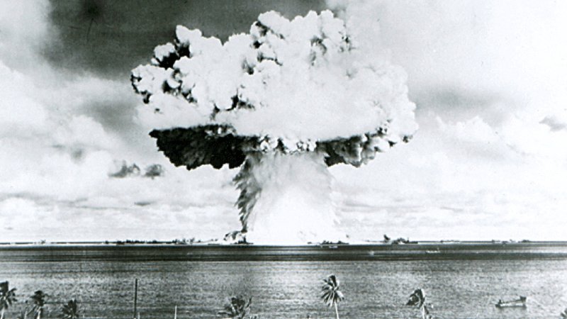 Fotografija: Ameriški znanstveniki so pred jedrskim eksperimentom prepričevali otočane, da so popolnoma varni pred sevanjem, ker se testiranje orožja dogaja dovolj daleč, toda pet ur po eksploziji je radioaktivni dež prekril Marshallove otoke. FOTO: Reuters