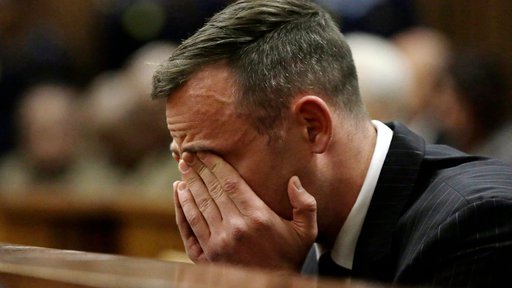 Pistorius naj bi odslej živel na domu svojega strica in obiskoval terapije za obvladovanje jeze in proti nasilju nad ženskami. FOTO: Themba Hadebe Afp