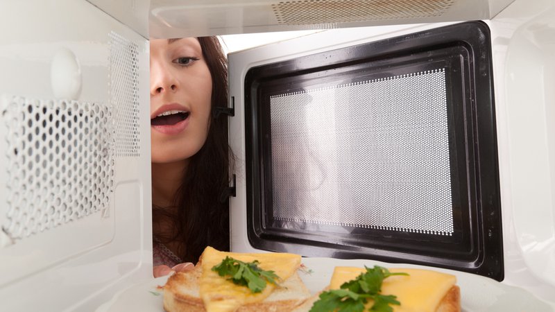 Fotografija: Ljudje prihodnosti naj ne bi imeli niti časa niti volje kuhati, zato jim bodi dovolj mikrovalovka za pogret, kar bodo dali v usta. FOTO: Shutterstock