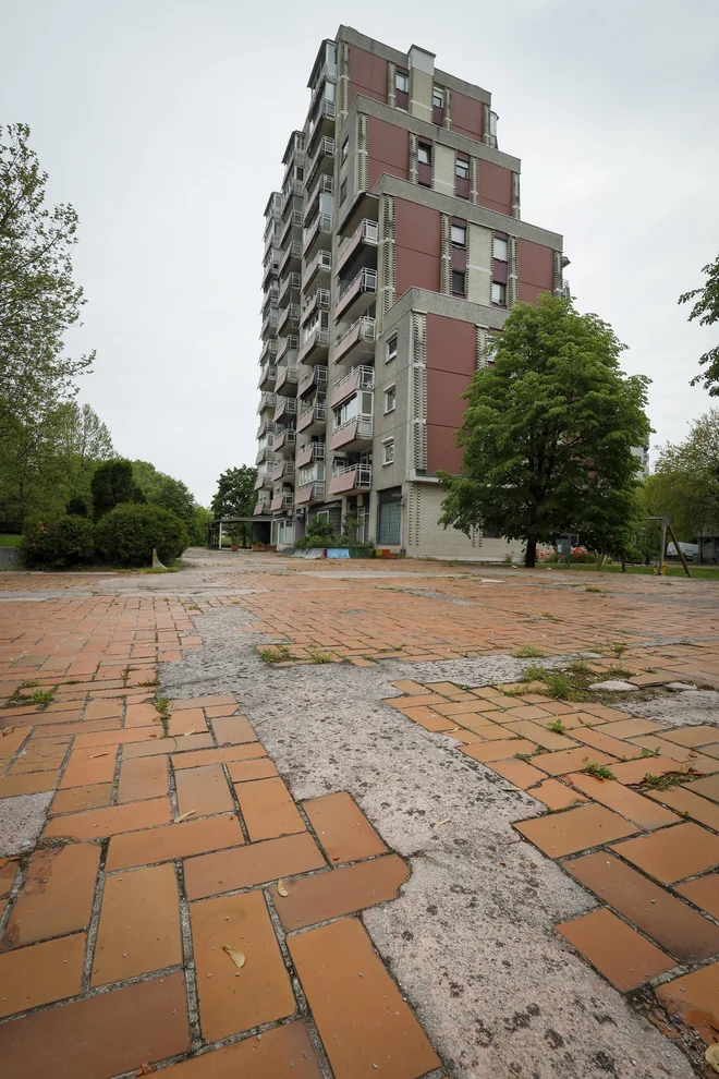 Ploščad na Kunaverjevi ulicI: da je »klinker« zaradi neodpornosti na toplotne spremembe docela neprimeren za uporabo zunaj stavb, je splošno znano ... FOTO: Jože Suhadolnik/Delo