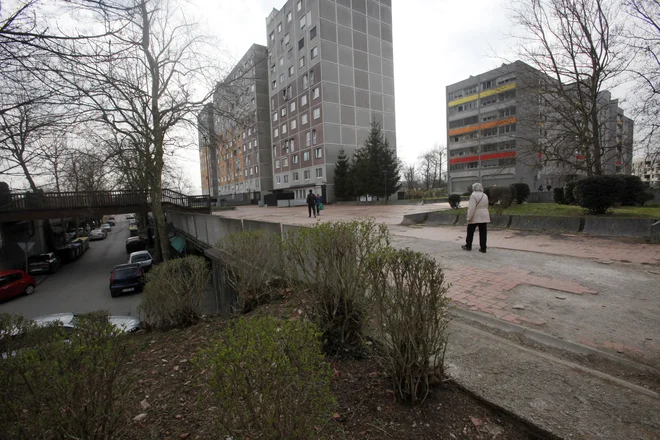 Dostop gibalno oviranim osebam je v nadstropjih med dvigali praktično onemogočen, s spremstvom pa na vso moč otežen – od enajstih stanovanjskih etaž jih je namreč sedem brez dostopa do dvigal. FOTO: Mavric Pivk