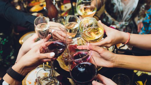 Slovenci, starejši od 15 let, so po podatkih iz leta 2022 v povprečju popili deset litrov čistega alkohola, največ s pivom in vinom. FOTO: Shutterstock