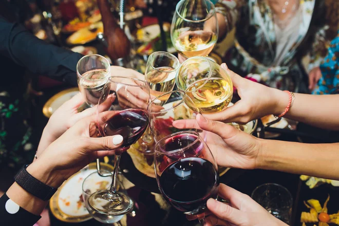 Slovenci, starejši od 15 let, so po podatkih iz leta 2022 v povprečju popili deset litrov čistega alkohola, največ s pivom in vinom. FOTO: Shutterstock