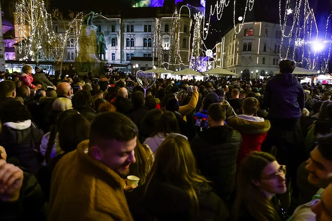 Praznične dni spremljajo razne zabave na prostem, te pa pirotehnična sredstva. FOTO: Črt Piksi