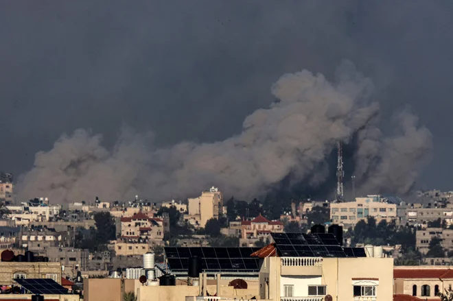 Gost oblak dima nad Han Junisom v Gazi, ki je bil peti dan novega leta tarča novega obsežnega izraelskega obstreljevanja. FOTO: AFP