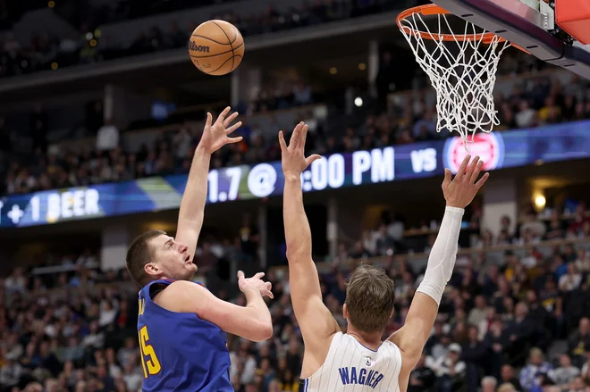 Nikola Jokić  je imel v Orlandu premalo pomoči soigralcev. FOTO: Matthew Stockman/Getty Images Via Afp