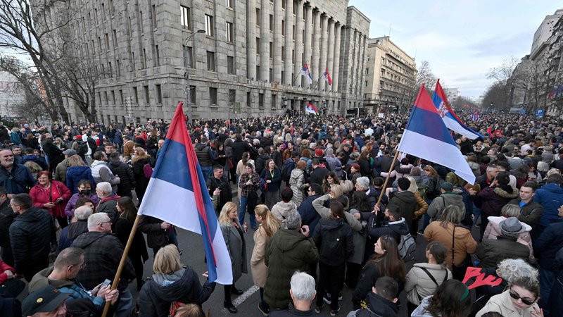 Fotografija: Demonstracije več tisoč protestnikov proti volilni goljufiji oblasti v Srbiji ne sežejo do srca, vse manj je tudi upanja, da jim bo prisluhnila mednarodna skupnost. FOTO: Andrej Isakovic/AFP