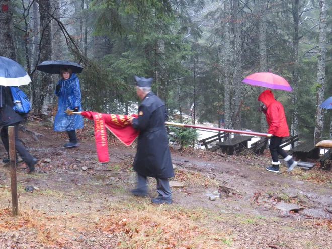 Vreme obiskovalcem Osankarice danes ni bilo naklonjeno. FOTO: Bojan Rajšek/Delo