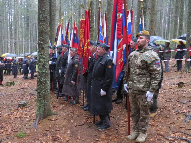 Številni praproščaki na kraju tragičnega dogodka. FOTO: Bojan Rajšek/Delo