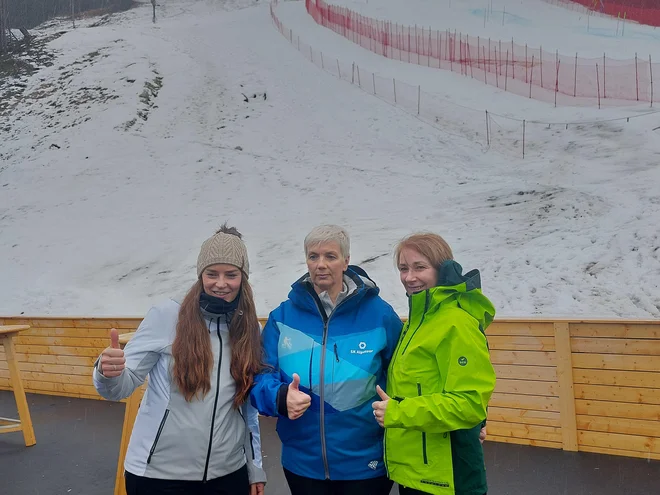 Kljub dežju so v Kranjski Gori skupaj uživale Tina Maze, Nataša Bokal in Mateja Svet. FOTO: S. U./Delo