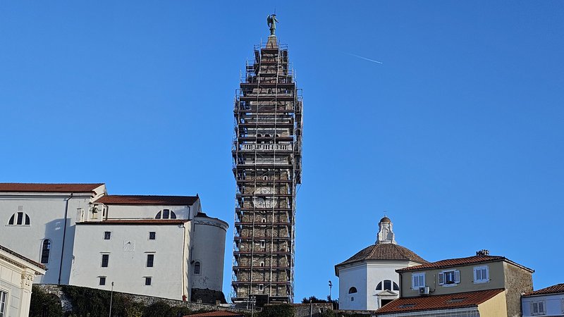 Fotografija: Piranski zvonik iz leta 1609, ki je kopija beneškega zvonika na Markovem trgu, je potreboval temeljito prenovo. Foto Boris Šuligoj