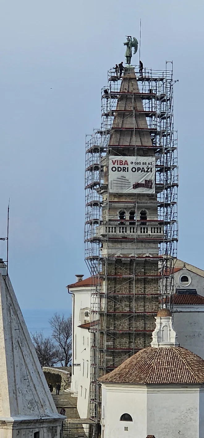 Delavci podjetja Viba so postavili 1600 kvadratnih metrov odra za leto dni. Toliko časa bo trajala prenova. (Fotografirano tik pred začetkom koncerta Vlada Kreslina). Foto Boris Šuligoj