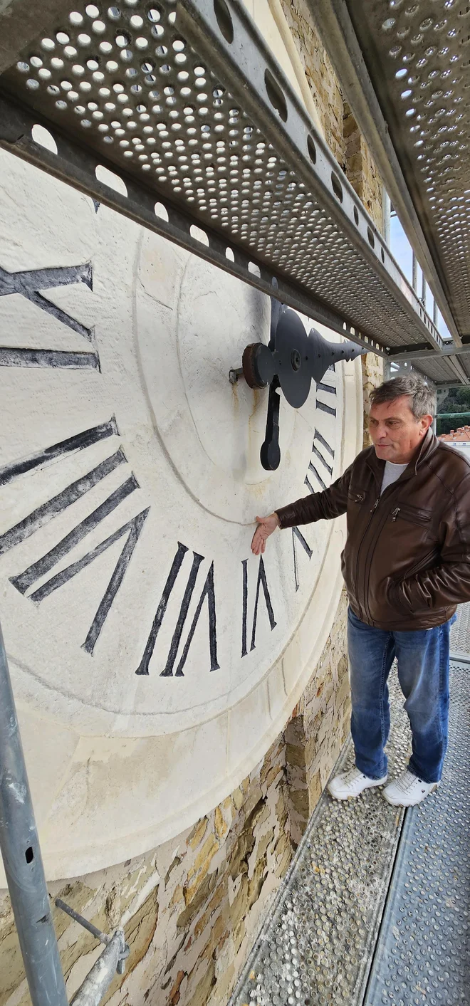 Kamnito uro so prenovili pred petimi leti. Tudi njeni kamniti deli so že padali z zvonika. Foto Boris Šuligoj