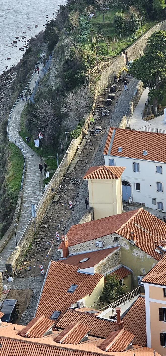 Pogled z vrha zvonika kaže, kako strmo se vzpenja Ulica IX. korpusa, ki je zato še posebej trd oreh prenove mesta. Toda prenova bo omogočila odprtje sanatorija MC Medicor. Foto Boris Šuligoj