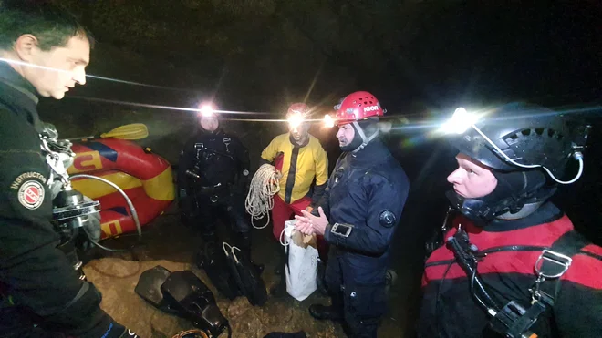 V poznih nočnih urah naj bi sledilo upadanje vode, a to ne bo tako hitro, kot je bilo naraščanje. FOTO: Dr. Maks Merela, JRS